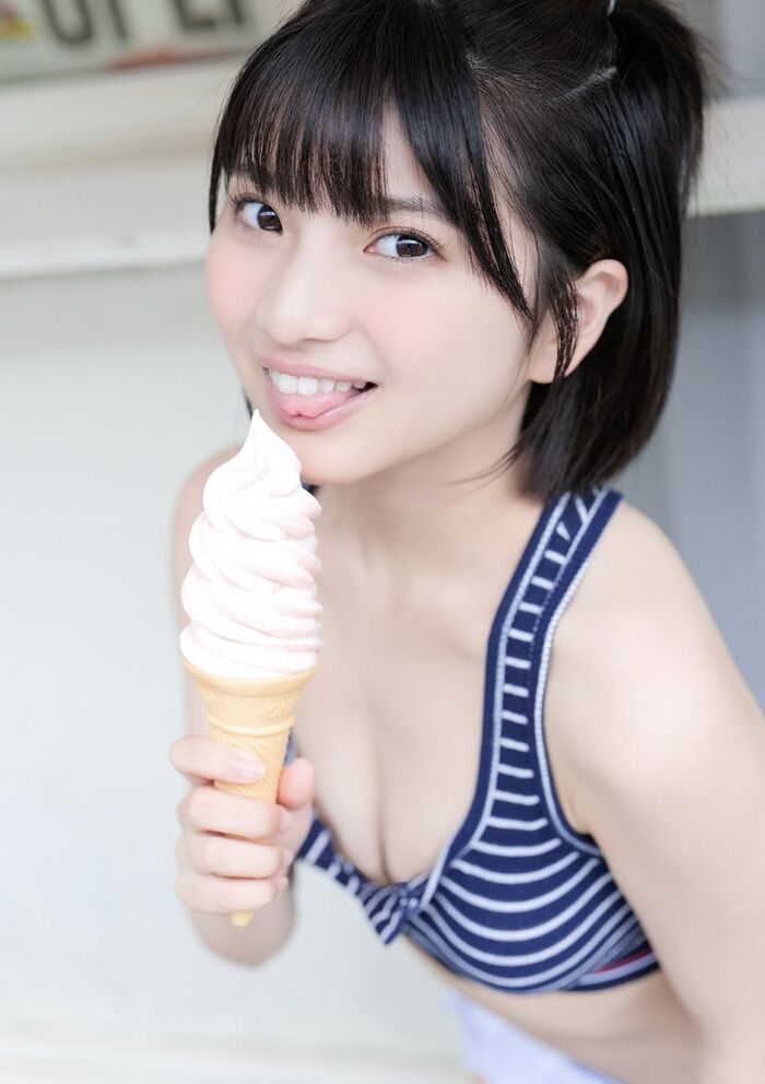 [Image] She is 148cm tall and has big breasts that are dangerous lol Hinano Himeno boldly exposes her round bust in lingerie pictorial!! 16th image