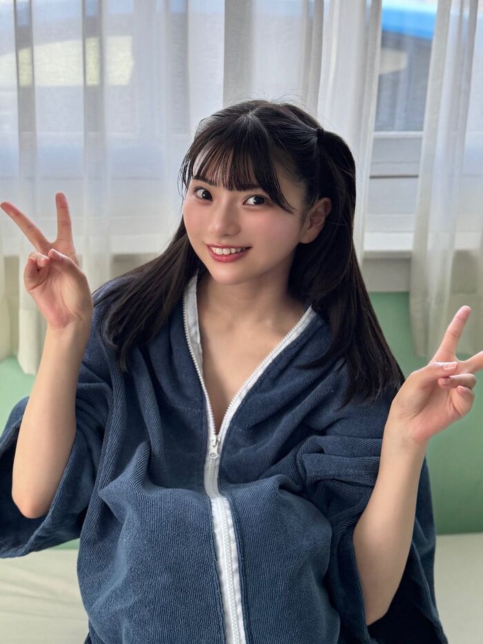 [Image] She is 148cm tall and has big breasts that are dangerous lol Hinano Himeno boldly exposes her round bust in lingerie pictorial!! 8th image