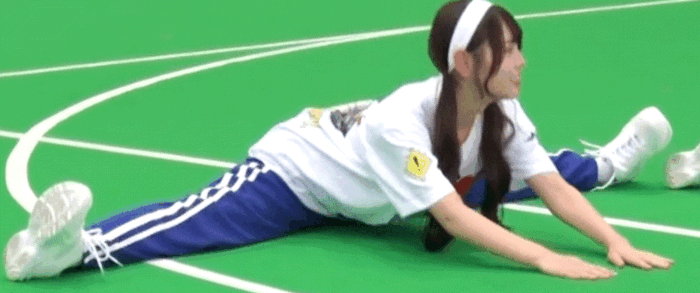 Nogizaka's crotch is fully open and the legs are too erotic. 4th image