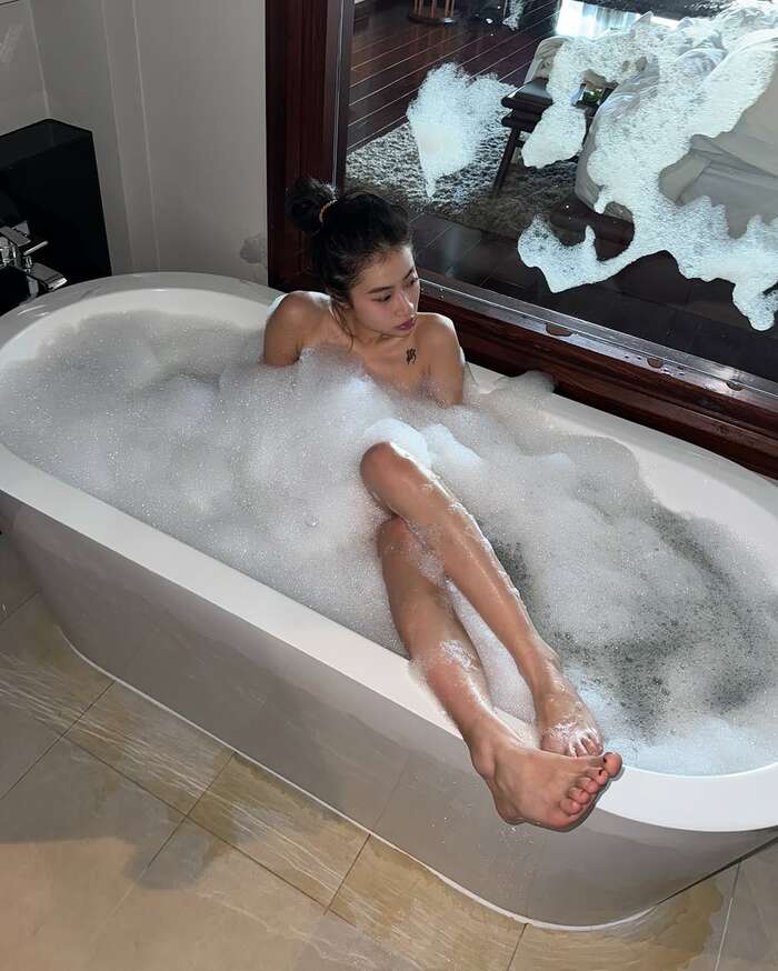 A slightly naughty bathing image wwww 2th image