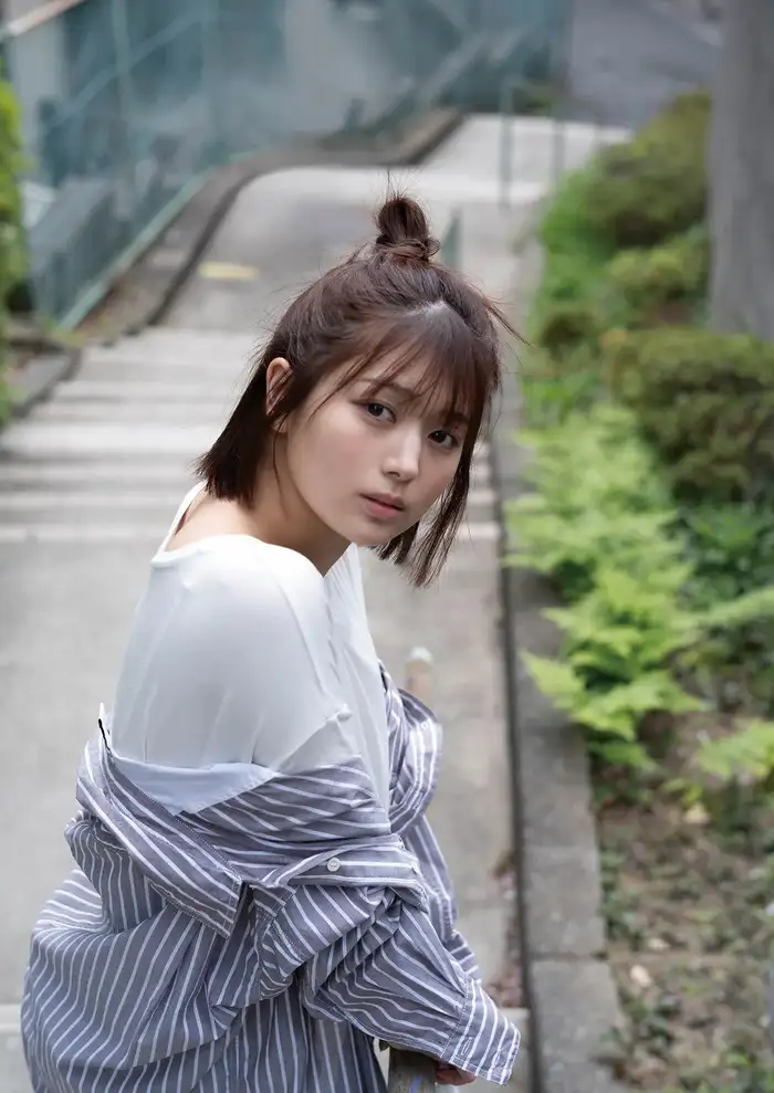[Ruka Kitano 5] A gravure image that generously shows off a beautiful body with a bold cut that is not a single thread (5) 3th image