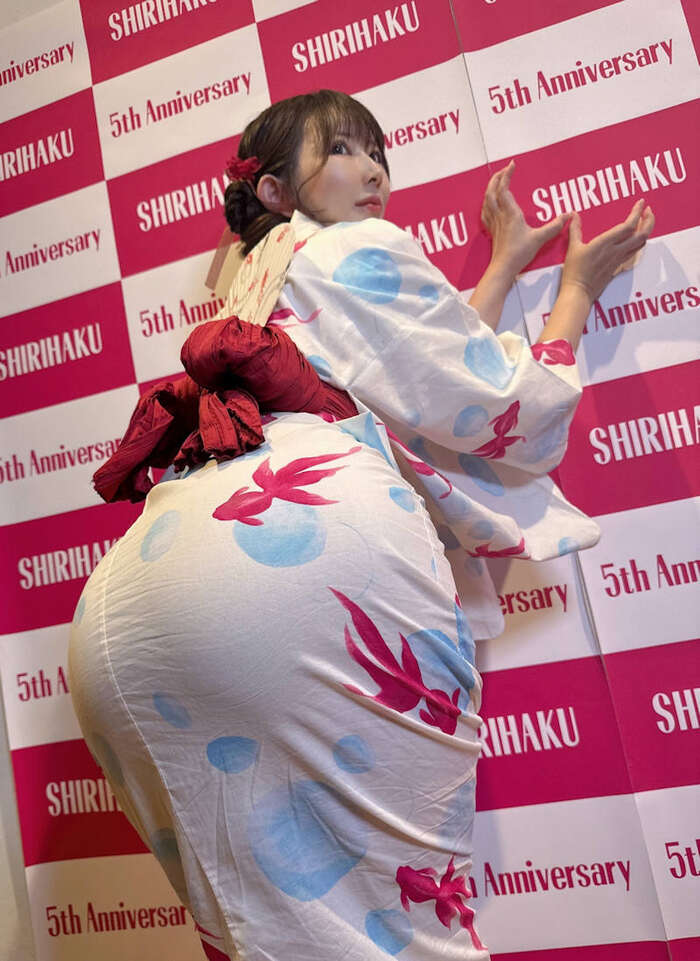 Erotic image looking at the yukata buttocks 3th image