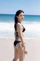 Morning Musume. '25's sub-leader Mari Makino shows off her beautiful swimsuit that can only be seen "now" in her 11th photo book lol