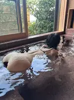 [3 images] Former SDN48 Serina (40 years old) sticks out her buttocks in a hot spring bath on Instagram!