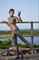 Former NHK announcer Anna Nakagawa (32) who became free is covered in mud and stretches her body www