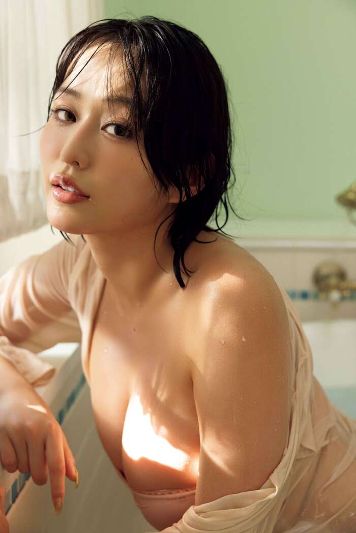[Image] A beautiful woman with non-standard proportions, captivating fans with her blissful glossy gravure!! Chiyo Amano, a sweet moment at a luxury hotel... 31th image