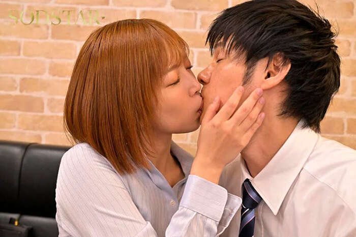 Lips exchanged and overlapped hearts... 100 kissing images 4th image