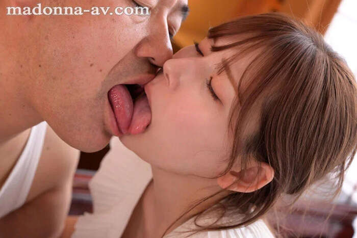 Lips exchanged and overlapped hearts... 100 kissing images 41th image
