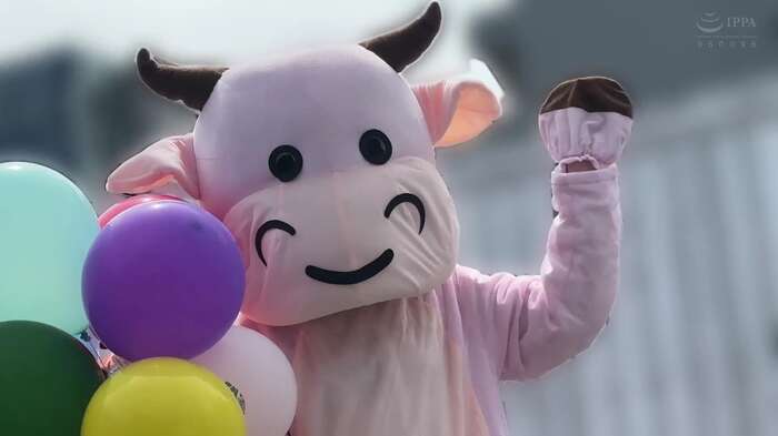 A person in a stuffed animal who works at Yo○○ri Land is followed and raped 8th image