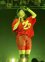 [Image] Billie Eilish appears live in a plump costume wwwwwwwwwww