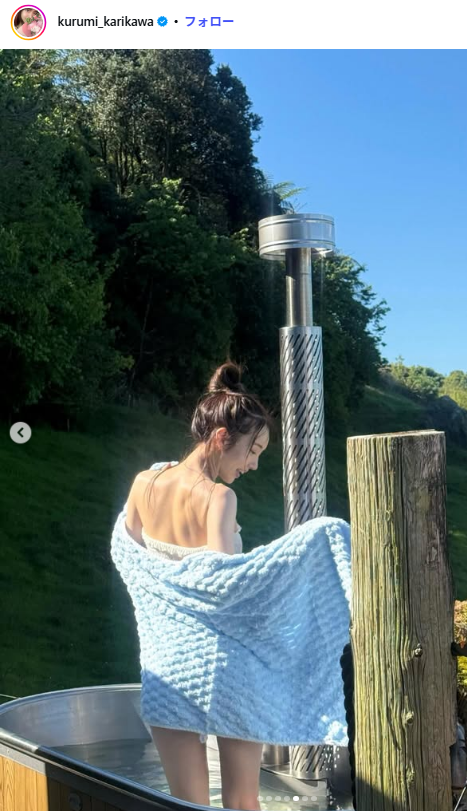 【画像】刈川くるみアナ、グラビアで胸チラ＆美脚を大胆披露するwwwwww1st写真集の極上アザーカットがヤンジャンに掲載！！！ 13th image