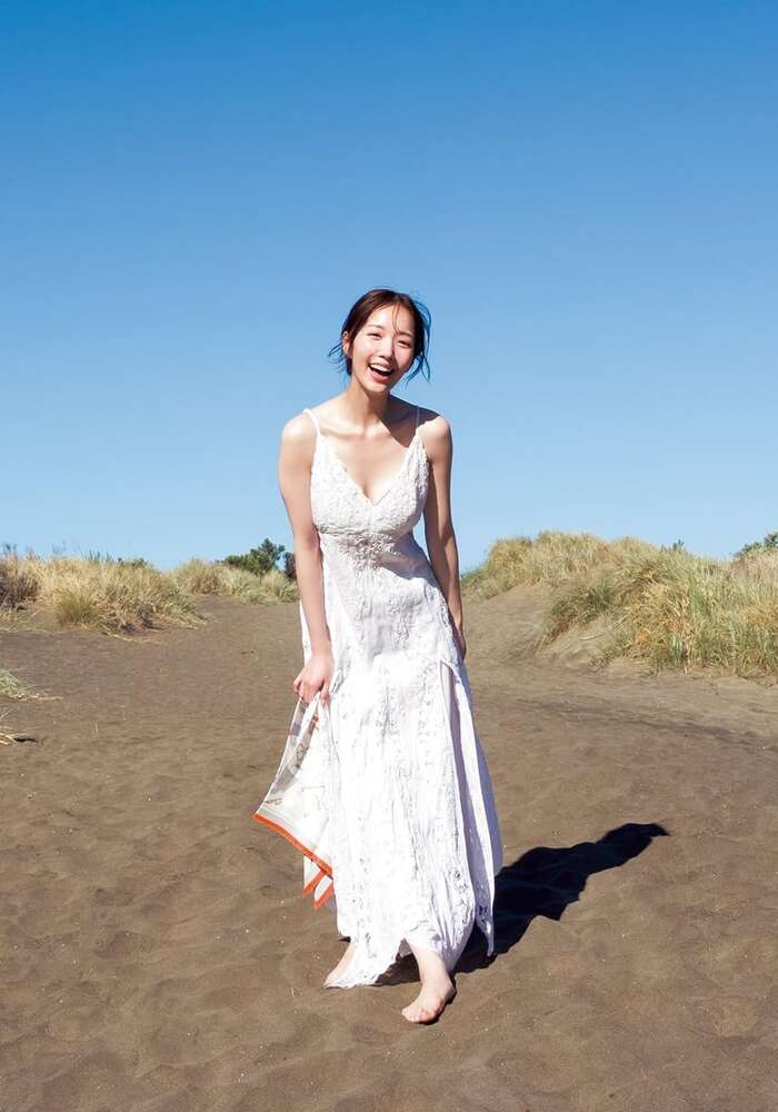【画像】刈川くるみアナ、グラビアで胸チラ＆美脚を大胆披露するwwwwww1st写真集の極上アザーカットがヤンジャンに掲載！！！ 15th image