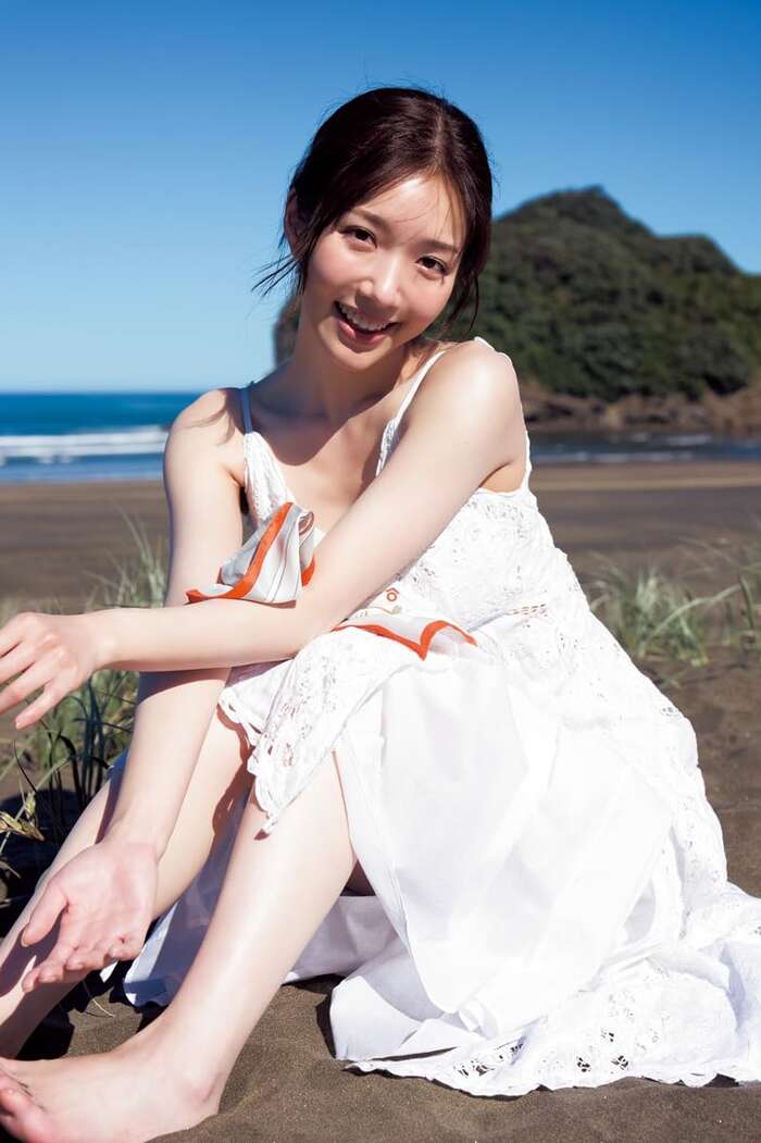 【画像】刈川くるみアナ、グラビアで胸チラ＆美脚を大胆披露するwwwwww1st写真集の極上アザーカットがヤンジャンに掲載！！！ 17th image