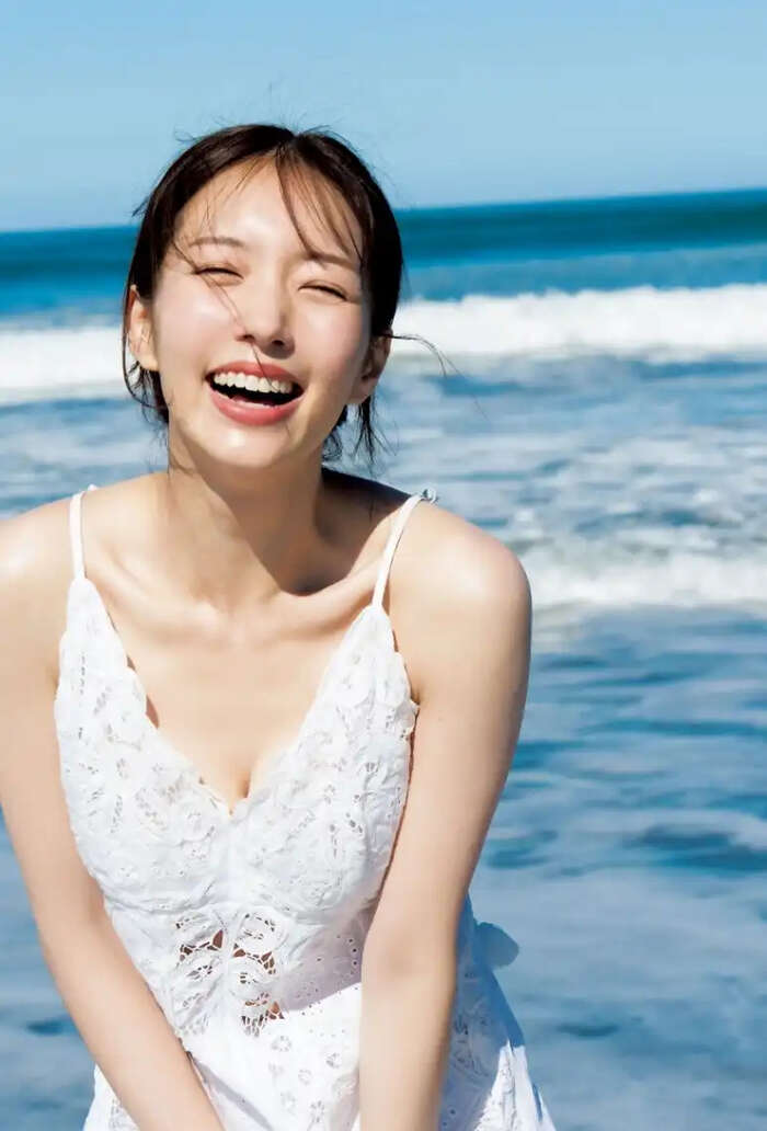 【画像】刈川くるみアナ、グラビアで胸チラ＆美脚を大胆披露するwwwwww1st写真集の極上アザーカットがヤンジャンに掲載！！！ 4th image