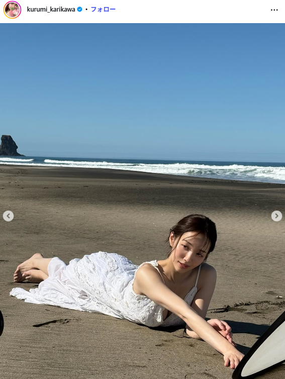 【画像】刈川くるみアナ、グラビアで胸チラ＆美脚を大胆披露するwwwwww1st写真集の極上アザーカットがヤンジャンに掲載！！！ 7th image