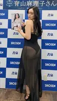 [Image] Former Nippon TV female announcer Mariko Chiyama (44) appears at a photo book event with her sheer buttocks exposed!
