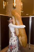 Half model Arashi Rina (21) exclusive to the fashion magazine ViV talks about the 150cm French bread she hugged and looks like it only www