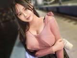 A 22-year-old girl with huge breasts who works at a call center in Tokyo. Stress-free climax with slimy oil