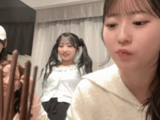 [Image] AKB48 Yuna Akiyama bends down during a live broadcast and shows her cleavage