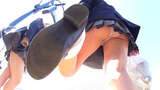 [upskirt3064 Upside-Down Shooting JK] Erotic JK with a plump feeling of buttocks who fixes her socks while waiting at a traffic light and takes a pink P that sticks to her ass