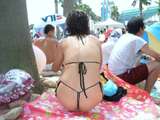 【水着Tバックお尻食い込みビーチ股間エロ画像】エロい身体をしたスタイル抜群の美女たちがギリギリの際どいTバックの水着を穿いて股間に食い込ませながら美尻を強調させているエロ画像wwww