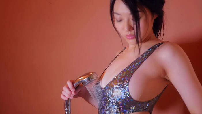 結婚発表した元グラドル万理華(33)の水着シコキャプ 10th image