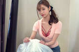 円山のぞみ 胸元が大きく開いたニットの上着姿でゴミ出しする遊び好き奥さん。