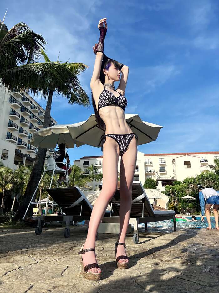 Yurinya, an influencer who is 162cm tall and weighs 38kg, stirs up Manjaro fans lol 3th image
