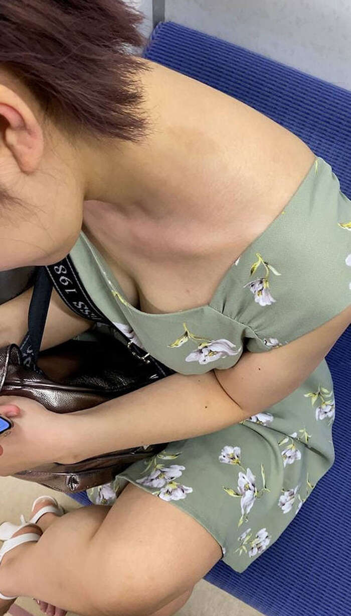 Erotic images triggered by the cleavage sensor 5th image