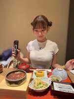 [With Images] A girl who looks like a middle school student is eating eel, but all I can see is her breasts.