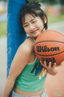 Basketball talent Sumipon (Sumire Takakura), with over 2 million total SNS followers, boldly shows off her beautiful butt in her thong, lol.