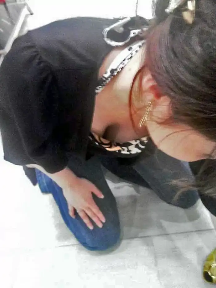 142 Secretly Filmed Erotic Images of Store Clerks' Chests: Hidden Photos of Shoe Store and Shop Clerks' Nipples Visible, Collected 2th image