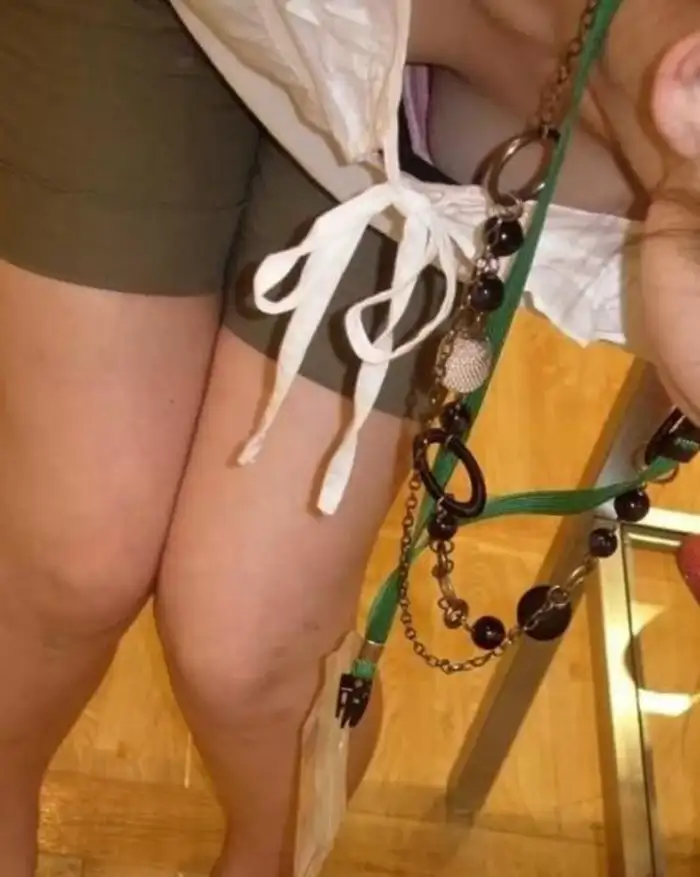 142 Secretly Filmed Erotic Images of Store Clerks' Chests: Hidden Photos of Shoe Store and Shop Clerks' Nipples Visible, Collected 24th image