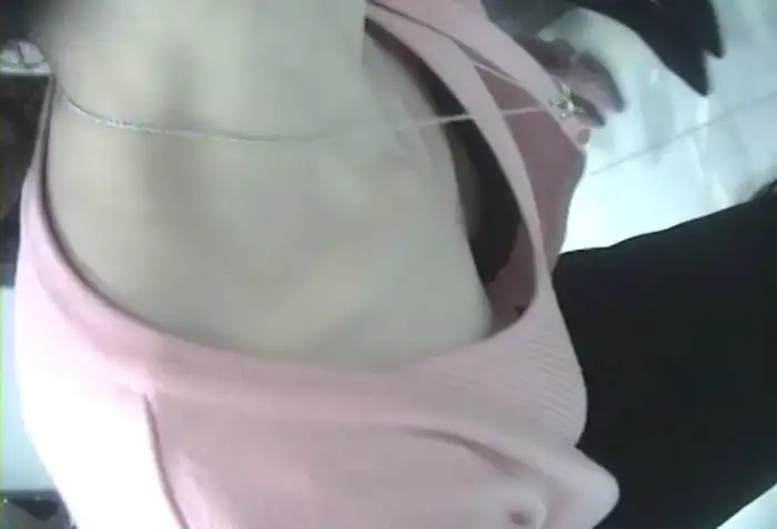 142 Secretly Filmed Erotic Images of Store Clerks' Chests: Hidden Photos of Shoe Store and Shop Clerks' Nipples Visible, Collected 37th image