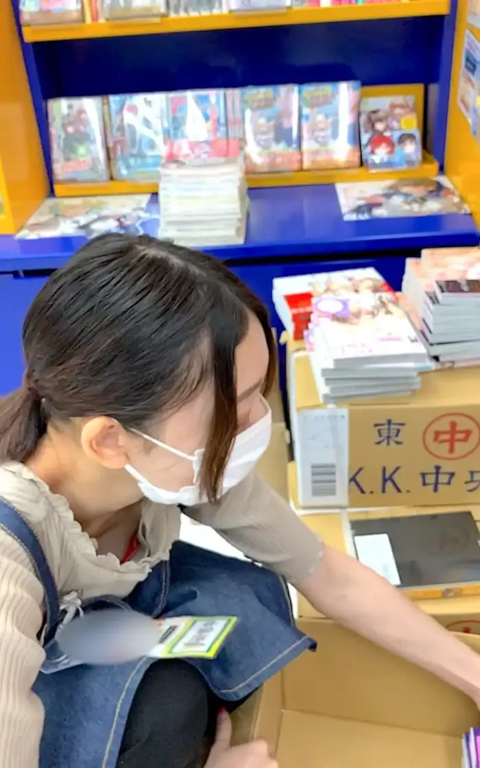 142 Secretly Filmed Erotic Images of Store Clerks' Chests: Hidden Photos of Shoe Store and Shop Clerks' Nipples Visible, Collected 58th image