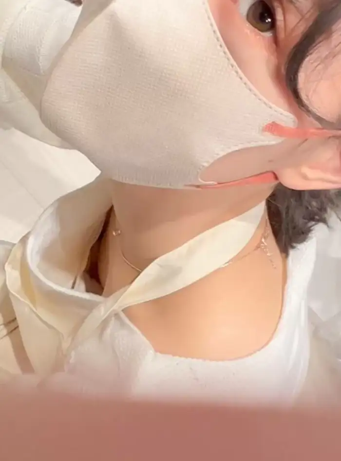 142 Secretly Filmed Erotic Images of Store Clerks' Chests: Hidden Photos of Shoe Store and Shop Clerks' Nipples Visible, Collected 61th image
