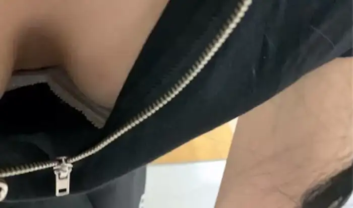 142 Secretly Filmed Erotic Images of Store Clerks' Chests: Hidden Photos of Shoe Store and Shop Clerks' Nipples Visible, Collected 67th image