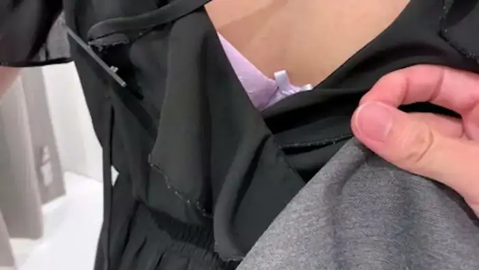 142 Secretly Filmed Erotic Images of Store Clerks' Chests: Hidden Photos of Shoe Store and Shop Clerks' Nipples Visible, Collected 72th image