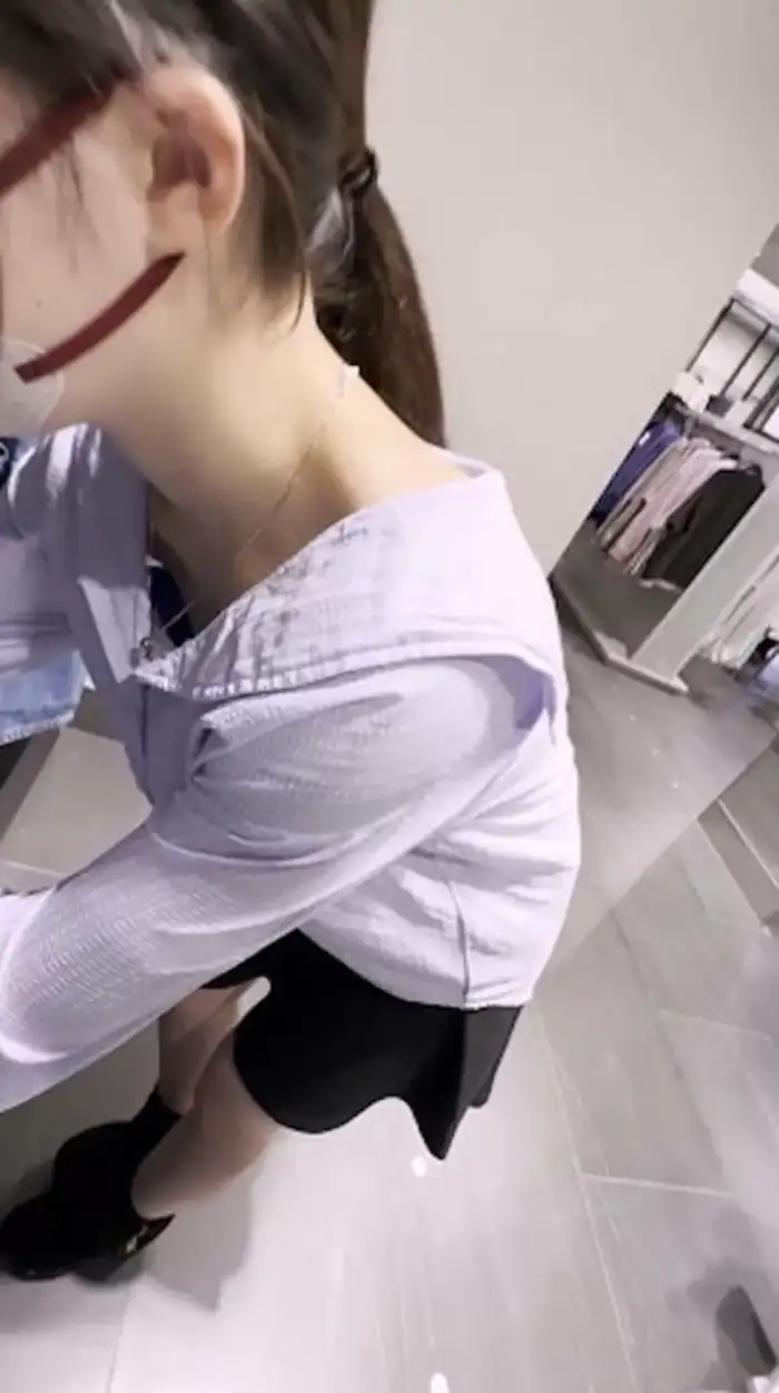 142 Secretly Filmed Erotic Images of Store Clerks' Chests: Hidden Photos of Shoe Store and Shop Clerks' Nipples Visible, Collected 76th image