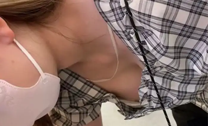 142 Secretly Filmed Erotic Images of Store Clerks' Chests: Hidden Photos of Shoe Store and Shop Clerks' Nipples Visible, Collected 83th image