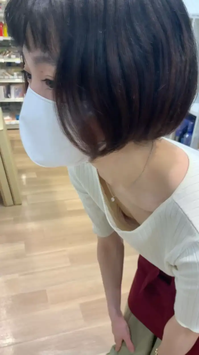 142 Secretly Filmed Erotic Images of Store Clerks' Chests: Hidden Photos of Shoe Store and Shop Clerks' Nipples Visible, Collected 90th image