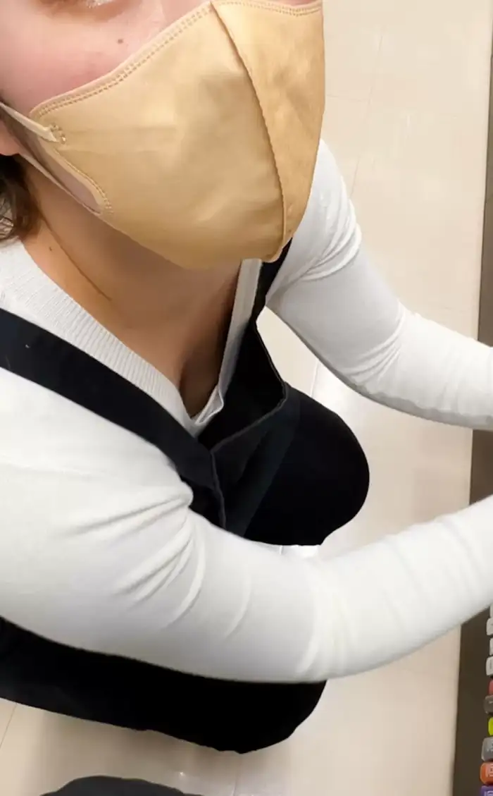 142 Secretly Filmed Erotic Images of Store Clerks' Chests: Hidden Photos of Shoe Store and Shop Clerks' Nipples Visible, Collected 96th image