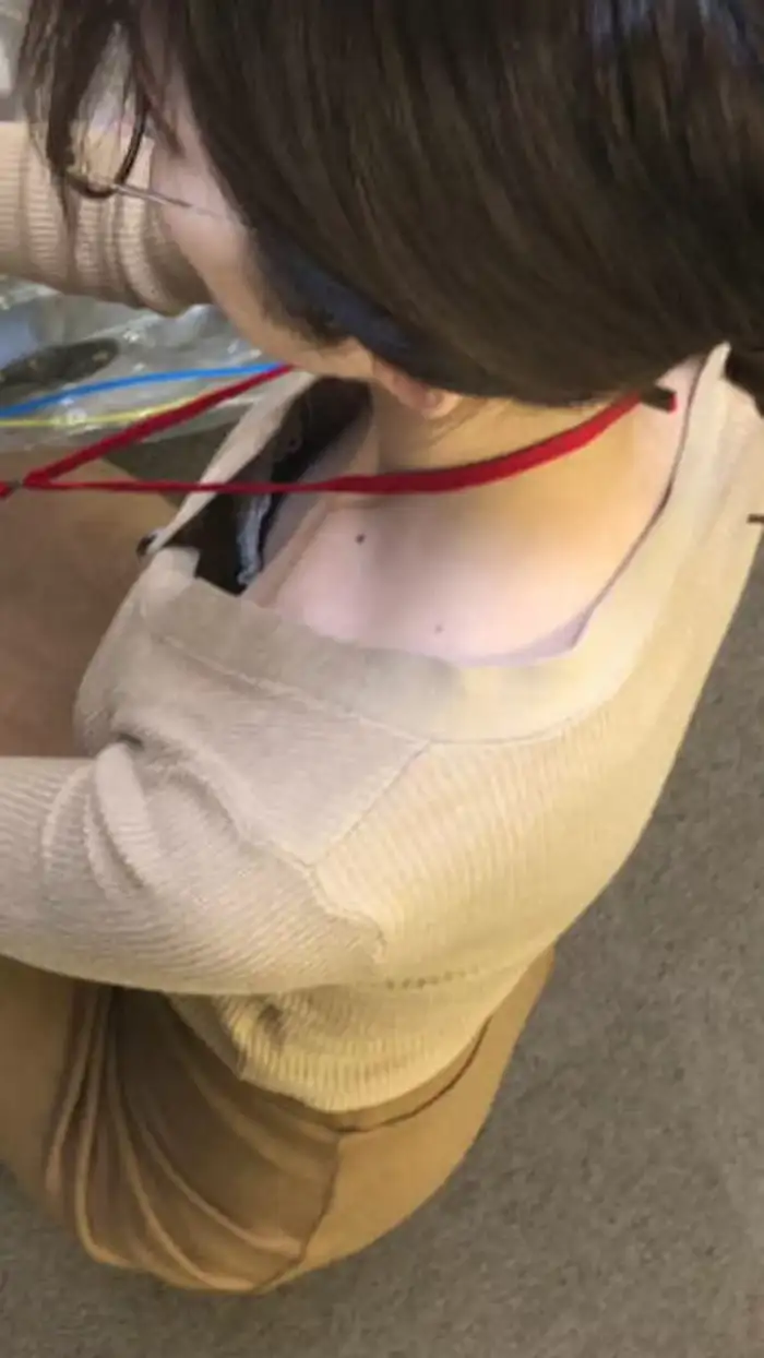 142 Secretly Filmed Erotic Images of Store Clerks' Chests: Hidden Photos of Shoe Store and Shop Clerks' Nipples Visible, Collected 97th image
