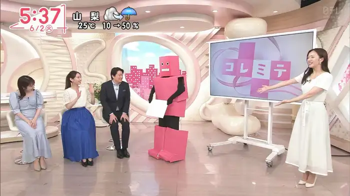 Oha!4で刈川くるみアナが思わぬハプニング！しゃがんでおっぱい谷間を晒す 12th image