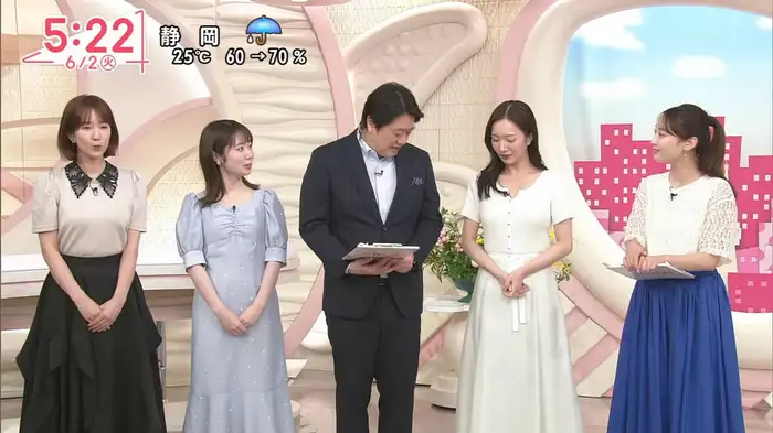 Oha!4で刈川くるみアナが思わぬハプニング！しゃがんでおっぱい谷間を晒す 4th image