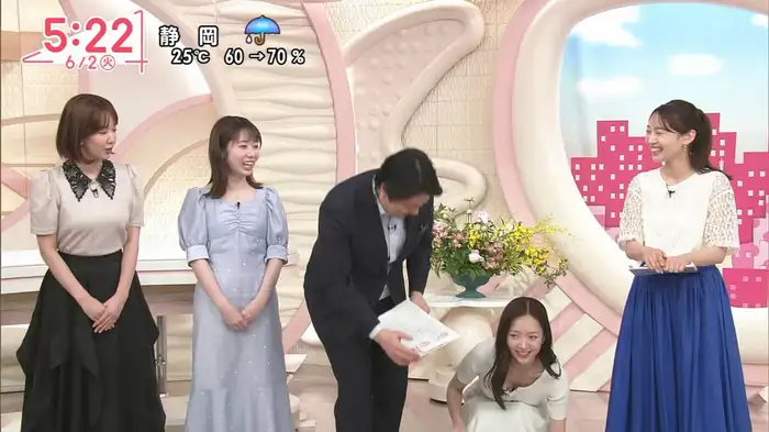 Oha!4で刈川くるみアナが思わぬハプニング！しゃがんでおっぱい谷間を晒す 5th image