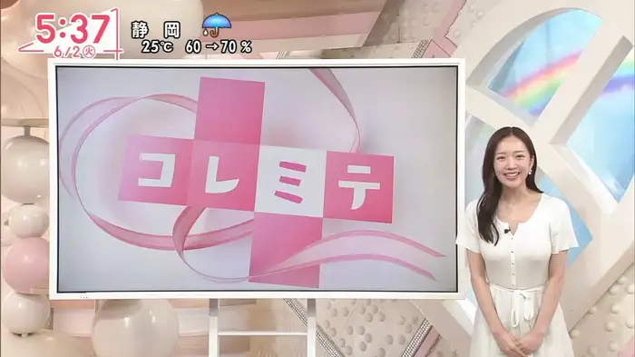 Oha!4で刈川くるみアナが思わぬハプニング！しゃがんでおっぱい谷間を晒す 8th image