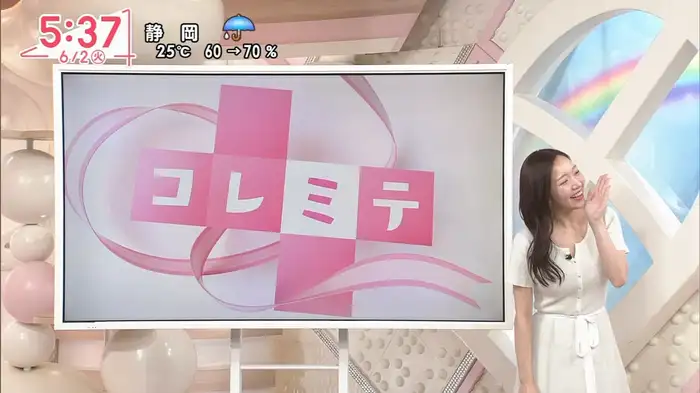 Oha!4で刈川くるみアナが思わぬハプニング！しゃがんでおっぱい谷間を晒す 9th image