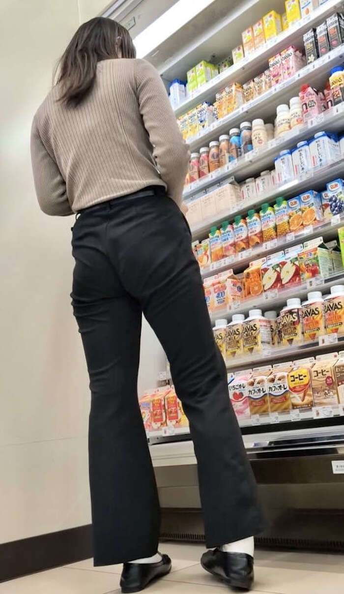 買い物中のお尻観察エロ画像 10th image