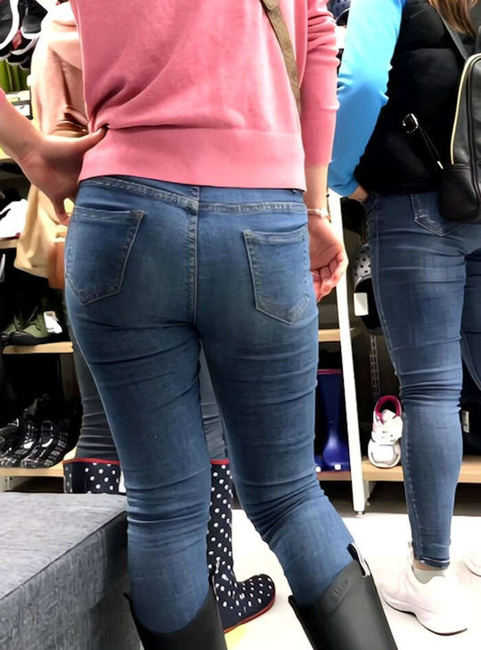 買い物中のお尻観察エロ画像 17th image